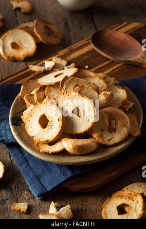 Des bagel de blé jetons sur une plaque Banque D'Images