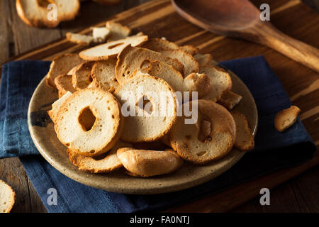 Des bagel de blé jetons sur une plaque Banque D'Images