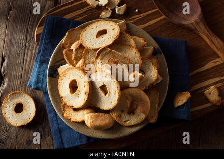 Des bagel de blé jetons sur une plaque Banque D'Images