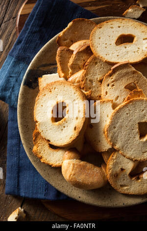 Des bagel de blé jetons sur une plaque Banque D'Images