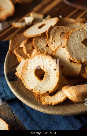 Des bagel de blé jetons sur une plaque Banque D'Images