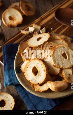 Des bagel de blé jetons sur une plaque Banque D'Images