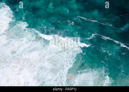 Une vue aérienne de la configuration formée par les vagues se briser contre la côte à la pointe du Cap en Afrique du Sud Banque D'Images