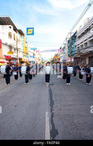 Groupe d'étudiants du secondaire à jouer de la musique dans une fanfare à l'assemblée annuelle de l'éléphant Parade Roundup Surin au centre-ville Banque D'Images