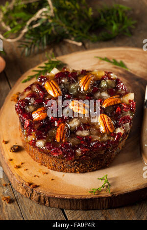 Gâteau aux fruits de vacances festives avec les écrous et les baies Banque D'Images