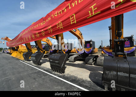 Ayutthaya, Centre de gestion et d'exploitation du chemin de fer sera situé. Dec 19, 2015. Instruments de construction observés au cours d'une cérémonie tenue à Chiang Rak Noi, dans le centre de la province d'Ayutthaya en Thaïlande, où le futur Centre de gestion et d'exploitation du chemin de fer sera situé, le 19 décembre, 2015. La Thaïlande et la Chine a lancé un projet de chemin de fer ici samedi, marquant le début de la coopération bilatérale au développement de la première norme de la Thaïlande à double voie à écartement de la ligne de chemin de fer. Mangmang Crédit : Li/Xinhua/Alamy Live News Banque D'Images