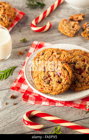 Peppermint Cookies au chocolat maison avec des cannes de bonbon Banque D'Images