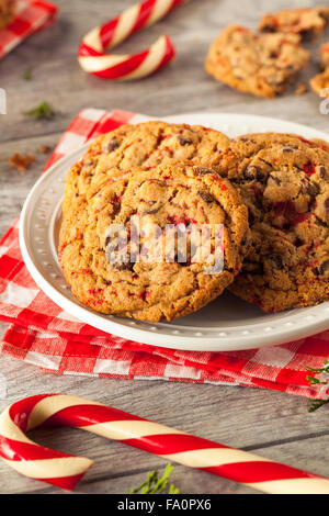 Peppermint Cookies au chocolat maison avec des cannes de bonbon Banque D'Images