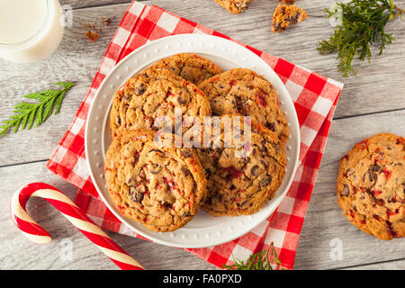 Peppermint Cookies au chocolat maison avec des cannes de bonbon Banque D'Images