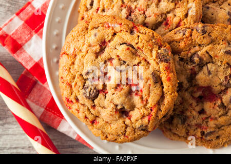 Peppermint Cookies au chocolat maison avec des cannes de bonbon Banque D'Images