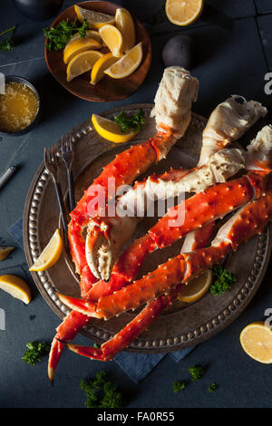 Le Crabe royal d'Alaska Bio cuit avec du beurre les jambes Banque D'Images