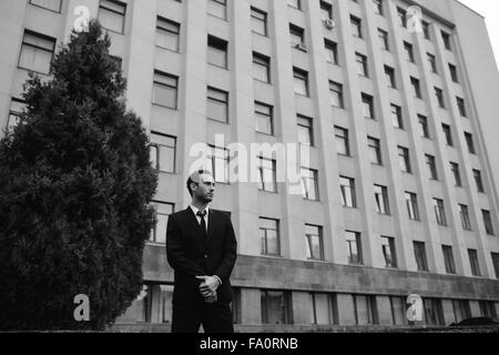 Jeune homme en costume posing Banque D'Images