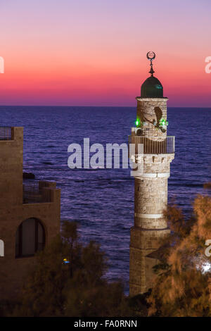 La mosquée Al-Bahr Ha'aliya minaret port au coucher du soleil avec vue sur la côte méditerranéenne à Jaffa, en Israël, au Moyen-Orient. Banque D'Images