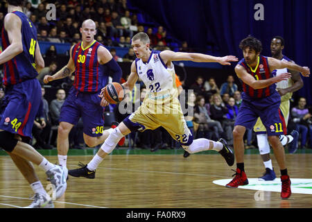 Kiev, UKRAINE - le 14 novembre 2013 : Micah Downs du Budivelnik Kiev (C) contrôle une balle au cours de Turkish Airlines Euroleague basketb Banque D'Images