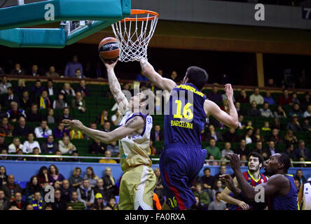 Kiev, UKRAINE - le 14 novembre 2013 : Dainius Salenga de Budivelnik Kiev (L) se bat pour une balle avec Kostas Papanikolaou du FC Barce Banque D'Images