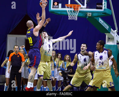 Kiev, UKRAINE - le 14 novembre 2013 : Budivelnik Kiev (en jaune) et le FC Barcelone joueurs lutte pour une balle pendant leur ai turc Banque D'Images