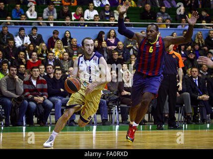 Kiev, UKRAINE - le 14 novembre 2013 : Blake Ahearn de Budivelnik Kiev (L) commande une boule au cours de Turkish Airlines Euroleague basket Banque D'Images