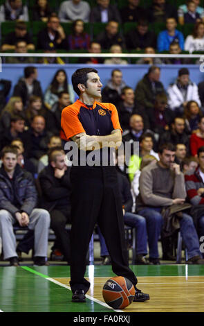 Kiev, UKRAINE - le 14 novembre 2013 : arbitre de basket-ball en action au cours de la Turkish Airlines Euroleague basketball game entre Budivelnik Kiev et le FC Barcelone Banque D'Images