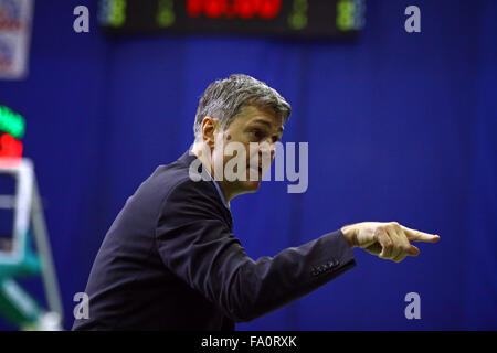 Kiev, UKRAINE - le 14 novembre 2013 : Ainars Bagatskis, entraîneur-chef de Budivelnik Kiev cherche sur au cours de Turkish Airlines Euroleague b Banque D'Images