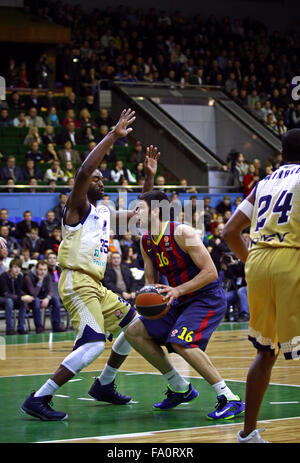 Kiev, UKRAINE - le 14 novembre 2013 : Kostas Papanikolaou, du FC Barcelone (C) lutte pour une balle avec Budivelnik Kiev joueurs pendant Banque D'Images