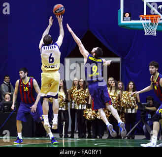 Kiev, UKRAINE - le 14 novembre 2013 : Blake Ahearn de Budivelnik Kiev (en jaune) se bat pour une balle avec Marcelino Ba FC de Huertas Banque D'Images