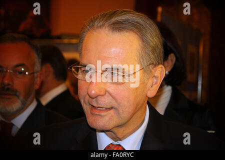 Kiev, UKRAINE - le 17 décembre 2010 : Le Président actuel du Comité International Olympique (CIO), Jacques Rogge, donne une interview au cours de sa visite officielle à l'Ukraine le 17 décembre 2010 à Kiev Banque D'Images