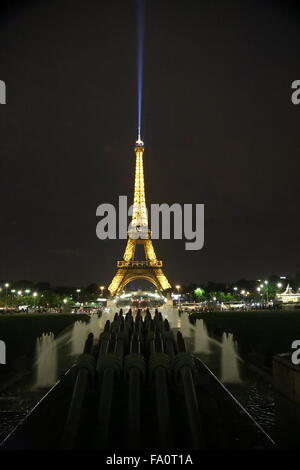 La tour Eiffel la nuit à la recherche de la lumière au bout de la tour ciel traîné à l'arrière-plan, et des canons à eau... Banque D'Images