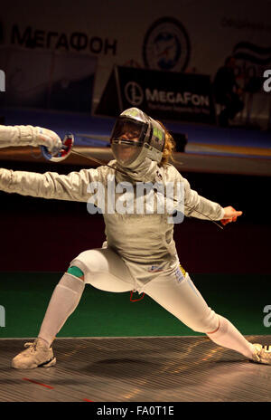 Kiev, UKRAINE - le 13 avril 2012 : Olga Kharlan de l'Ukraine au cours de combats de Sabre Womens team match contre USA à l'Escrime mondiale C Banque D'Images