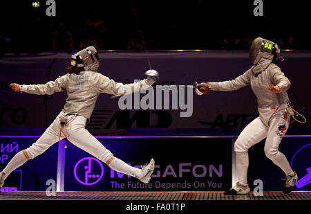 Kiev, UKRAINE - le 13 avril 2012 : Olga Zhovnir de l'Ukraine (L) se bat contre Sofia Velikaya de la Russie au cours de l'équipe de sabre femmes fin Banque D'Images