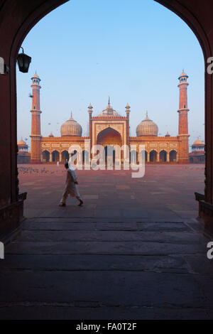Un musulman homme marche dans la cour de la Jama Masjid, une attraction touristique et la plus grande mosquée de l'Inde Banque D'Images