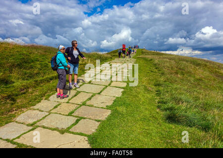 Randonneurs sur le sentier marqué sur Mam Tor la grande crête au-dessus Castleton, Derbyshire Peak District Banque D'Images