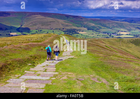 Randonneurs sur le sentier le long de la grande crête au-dessus Castleton, Derbyshire Peak District Banque D'Images