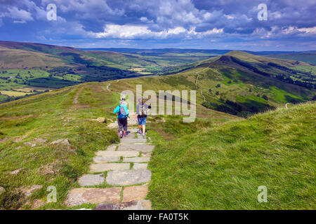 Randonneurs sur le sentier le long de la grande crête au-dessus Castleton, Derbyshire Peak District Banque D'Images