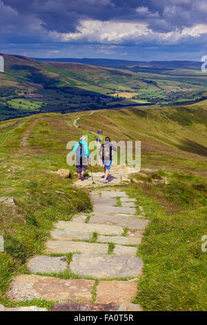 Randonneurs sur le sentier le long de la grande crête au-dessus Castleton, Derbyshire Peak District Banque D'Images