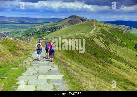 Randonneurs sur le sentier le long de la grande crête au-dessus Castleton, Derbyshire Peak District Banque D'Images