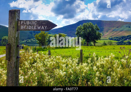 Bridleway Public signe et pré vert et Mam Tor Banque D'Images