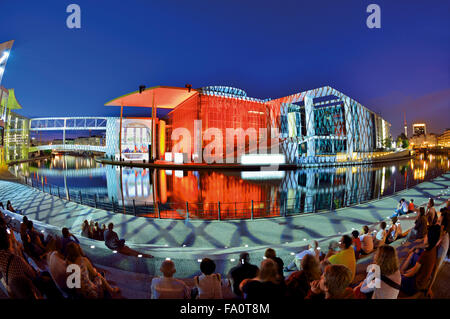 Allemagne, Berlin : regarder les touristes de plein air nocturne vidéo documentaire sur l'histoire du Reichstag à Spree riverside Banque D'Images