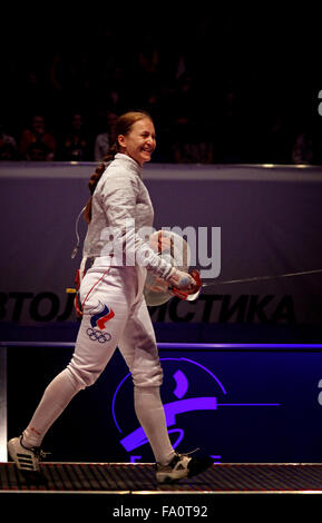Kiev, UKRAINE - le 13 avril 2012 : Sofia Velikaya réagit après la Russie bat de l'Ukraine au cours de l'équipe de sabre femmes match final du monde d'Escrime Banque D'Images