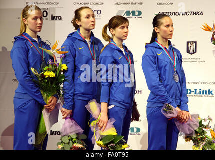 Kiev, UKRAINE - le 13 avril 2012 : l'Ukraine l'équipe de sabre National - Les médaillés d du monde d'Escrime. De gauche à droite : Olga Kharlan, Olga Zhovnir, Galyna Pundyk, Olena Khomrova Banque D'Images