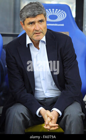 Kiev, UKRAINE - le 27 avril 2013 : FC Dnipro Juande Ramos manager cherche sur pendant l'Ukraine match de championnat contre le FC Dynamo Kiev Banque D'Images