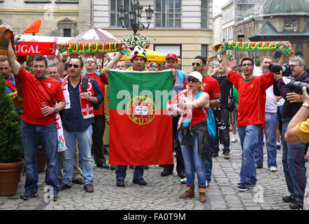 LVIV, UKRAINE - juin 9, 2012 : l'équipe de football du Portugal de supports à pied sur un rues de Lviv city avant le match contre l'UEFA EURO 2012 Banque D'Images