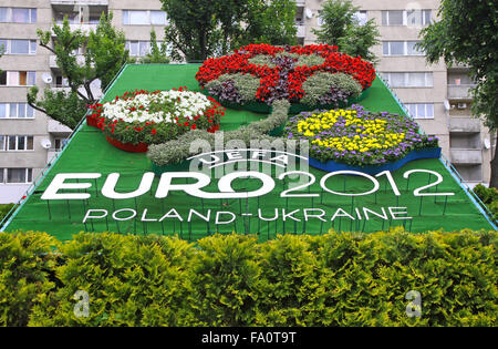 LVIV, UKRAINE - juin 9, 2012 : Logo du tournoi UEFA EURO 2012 faits à partir de fleurs sur la rue de Lviv city le 9 juin 2012 à Lviv, Ukraine Banque D'Images