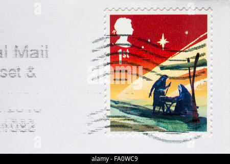 Timbre de Noël de 1ère classe avec scène de nativité collé sur enveloppe blanche - timbre-poste de première classe Banque D'Images