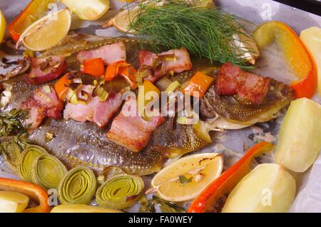 Flet poisson au four avec légumes et bacon Banque D'Images