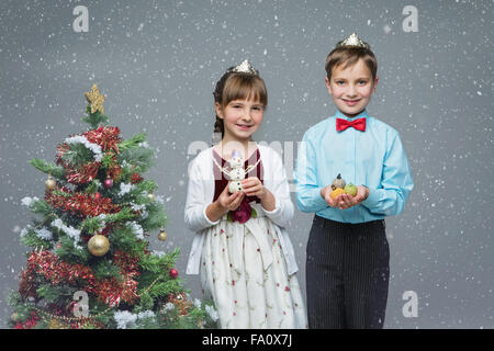 Les enfants près de l'arbre de Noël Banque D'Images
