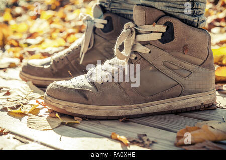 Chaussures de sport, chaussures chaudes parquet permanent dans le parc automne chaud, correction tonale, filtre photo style rétro Banque D'Images