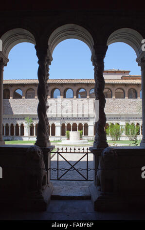 Archbasilica Saint-Jean de Latran, Rome, Italie. Le cloître du monastère, l'attaché avec une décoration [http://penelope.uchicago.edu/thayer/e/gazetteer/places/europe/italy/lazio/roma/rome/churches/s.maria in cosmedin/interior/cosmatesque pavement.html. Banque D'Images