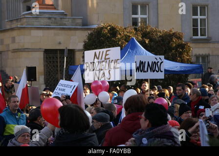 Katowice, Pologne, 19 décembre 2015, le Comité pour la défense de la démocratie (KOD) manifestation organisée en face de la voïvodie de Silésie bâtiment contre l'arrêt de la Loi et de la Justice et d'appuyer les membres de la Cour constitutionnelle et la Constitution. Slawomir Staciwa/Alamy Live News Banque D'Images