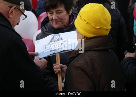 Katowice, Pologne, 19 décembre 2015, le Comité pour la défense de la démocratie (KOD) manifestation organisée en face de la voïvodie de Silésie bâtiment contre l'arrêt de la Loi et de la Justice et d'appuyer les membres de la Cour constitutionnelle et la Constitution. Slawomir Staciwa/Alamy Live News Banque D'Images