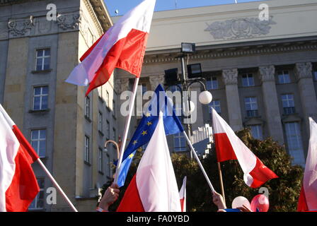 Katowice, Pologne, 19 décembre 2015, le Comité pour la défense de la démocratie (KOD) manifestation organisée en face de la voïvodie de Silésie bâtiment contre l'arrêt de la Loi et de la Justice et d'appuyer les membres de la Cour constitutionnelle et la Constitution. Slawomir Staciwa/Alamy Live News Banque D'Images